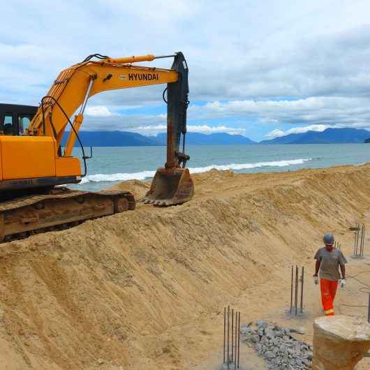 Governo do Estado continua com obras contra erosões na orla do Massaguaçu