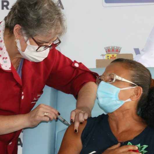 Cinco profissionais da saúde recebem primeira dose da vacina contra Covid-19 em Caraguatatuba