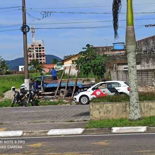 Prefeitura de Caraguatatuba impede tentativa de invasão de área pública na Avenida da Praia