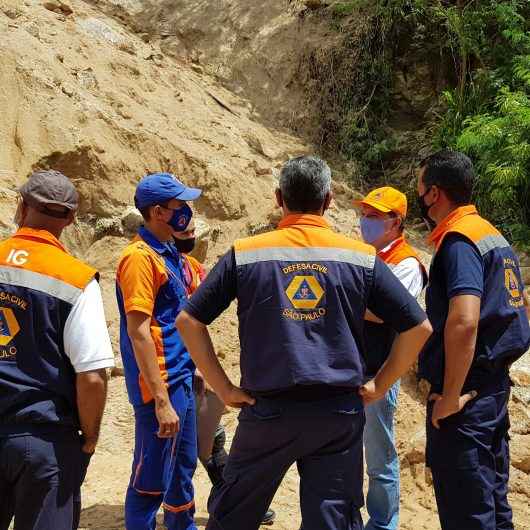 Instituto Geológico e Defesa Civil do Estado vistoriam área com deslizamento em Caraguatatuba