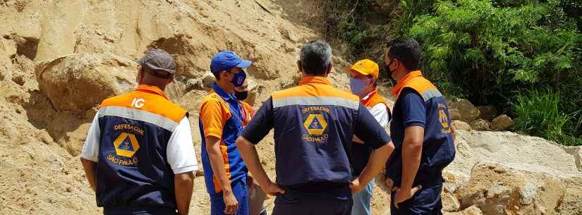 Instituto Geológico e Defesa Civil do Estado vistoriam área com deslizamento em Caraguatatuba