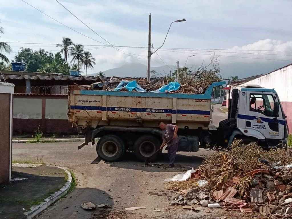 #PraCegoVer: Caminhão da Prefeitura lotado de resíduos recolhidos do descarte irregular; funcionário está ao lado realizando limpeza (Foto: Divulgação/PMC)