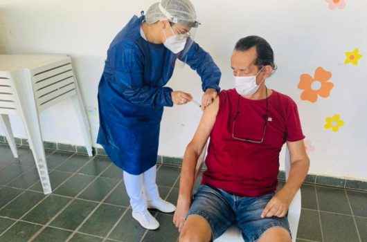 Idosos e funcionários de Casas de Repouso recebem doses da Coronavac em Caraguatatuba Idosos e funcionários de Casas de Repouso recebem doses da Coronavac em Caraguatatuba
