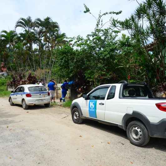 Prefeitura de Caraguatatuba notifica 15 imóveis na Tabatinga para ligações de esgoto