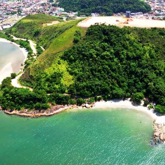 Prefeitura de Caraguatatuba reforça limpeza de praias e costeiras