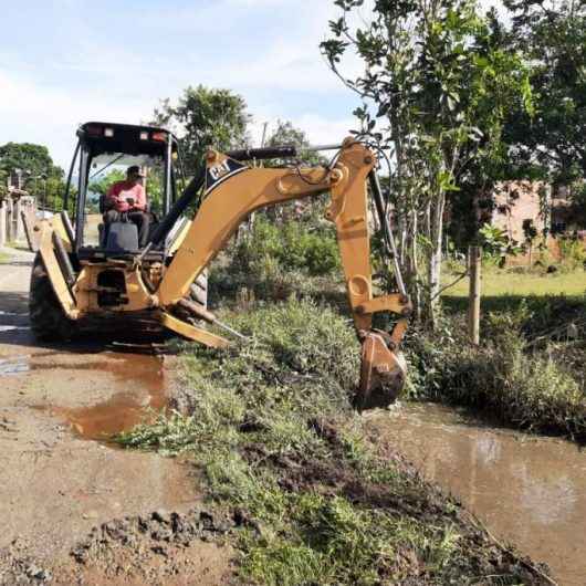 Prefeitura de Caraguatatuba realiza serviços de limpeza em rios e córregos do Pegorelli