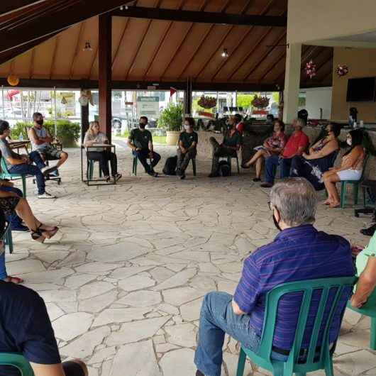 Integrantes do Comtur avaliam programa de ação para turismo de Caraguatatuba