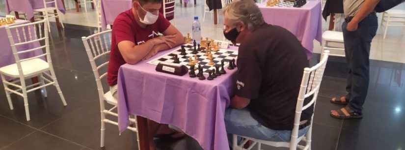Na busca pelo título de mestre do xadrez, dupla de Caraguatatuba se destaca no ‘Festival Floripa Chess Open 2021’