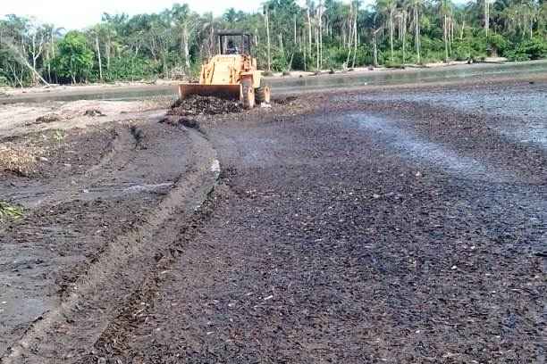 #PraCegoVer: Máquina realiza limpeza na margem do rio  (Foto: Divulgação/PMC)