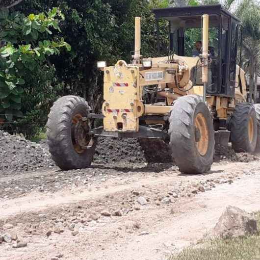 Ruas do bairro Capricórnio em Caraguatatuba recebem manutenção