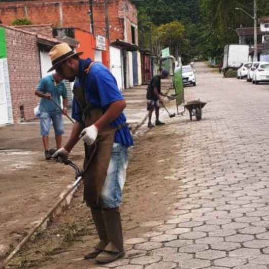 Prefeitura de Caraguatatuba realiza limpeza de córregos do bairro Jaraguazinho