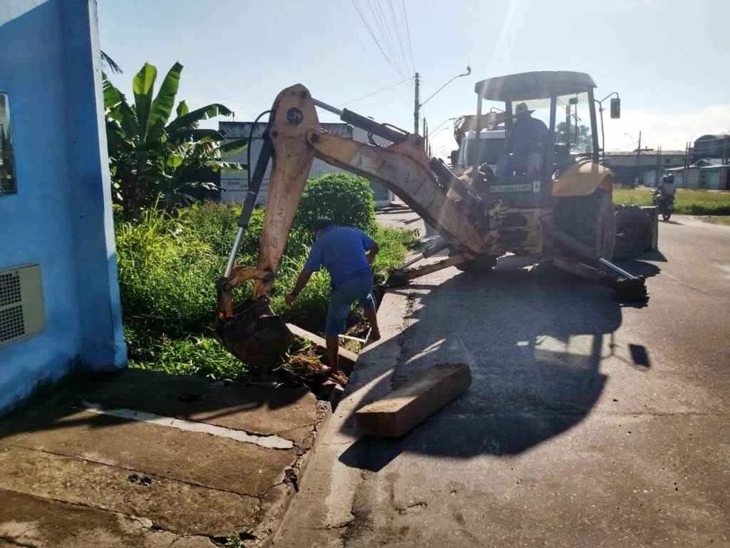 Bairro Travessão recebe manutenção de tubos de drenagem