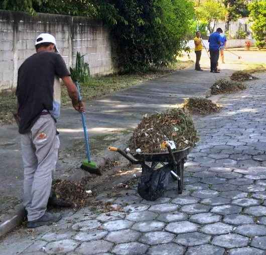 Prefeitura de Caraguatatuba realiza manutenção nos bairros Jardim Forest e Centro