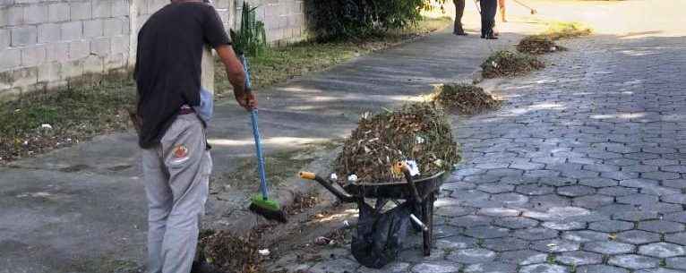 Prefeitura de Caraguatatuba realiza manutenção nos bairros Jardim Forest e Centro