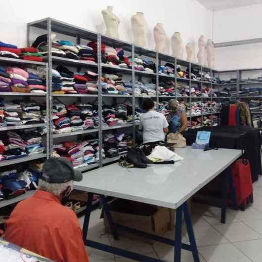 Fundo Social de Caraguatatuba repassa mais de 950 peças de roupas para famílias em vulnerabilidade social