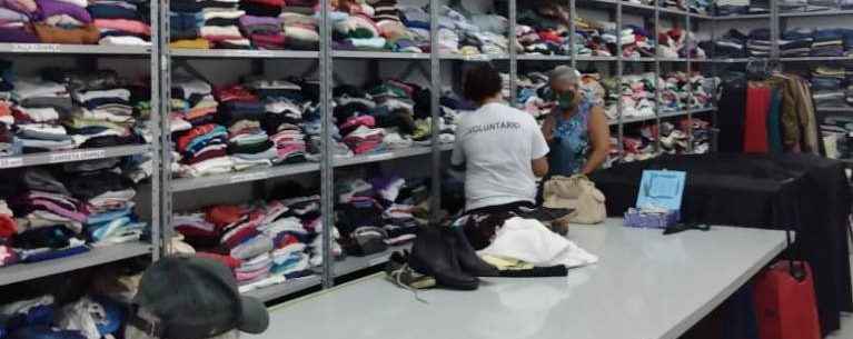 Fundo Social de Caraguatatuba repassa mais de 950 peças de roupas para famílias em vulnerabilidade social