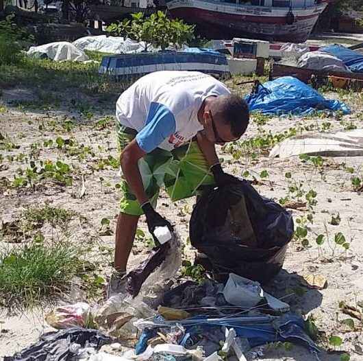 Agentes da Campanha “Um Novo Verão” fazem limpeza nas praias do Camaroeiro e Centro de Caraguatatuba