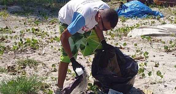 Agentes da Campanha “Um Novo Verão” fazem limpeza nas praias do Camaroeiro e Centro de Caraguatatuba