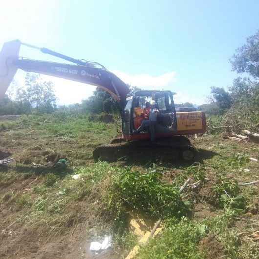 Prefeitura dá ordem de serviço para construção de campo de futebol no Perequê-Mirim