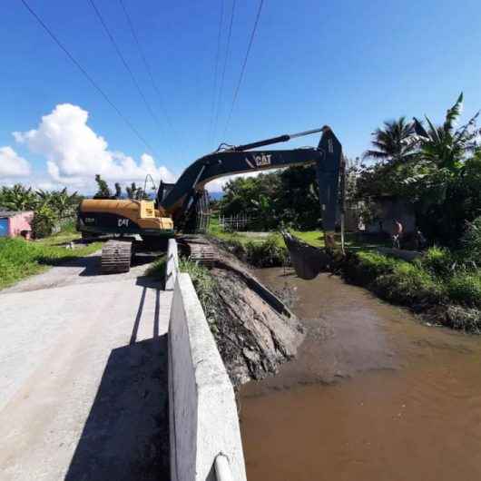 Prefeitura de Caraguatatuba realiza desassoreamento e limpeza em canal no bairro Perequê-Mirim