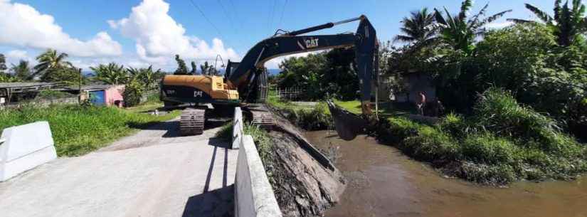 Prefeitura de Caraguatatuba realiza desassoreamento e limpeza em canal no bairro Perequê-Mirim
