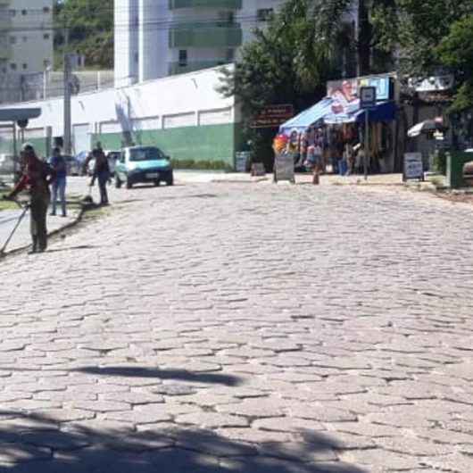 Prefeitura de Caraguatatuba realiza limpeza e roçada em vários bairros