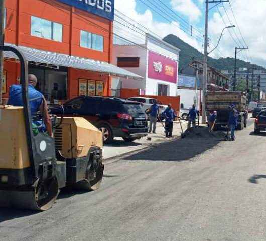 ‘Operação Tapa Buracos’ chega ao bairro Massaguaçu em Caraguatatuba