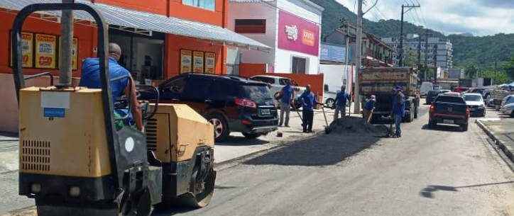 ‘Operação Tapa Buracos’ chega ao bairro Massaguaçu em Caraguatatuba