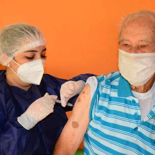 Com 16% da população com mais de 60 anos, Caraguatatuba não recebe doses de vacina suficientes para idosos