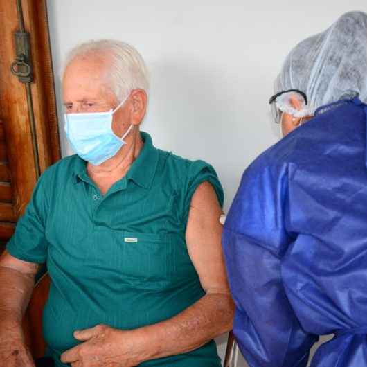 Covid-19: Caraguatatuba começa vacinação em domicílio para idosos entre 85 e 89 anos