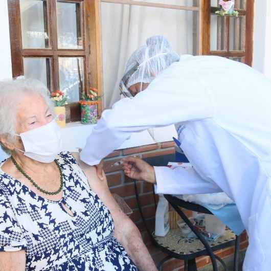 Covid-19: Caraguatatuba inicia vacinação domiciliar para os idosos acima de 90 anos