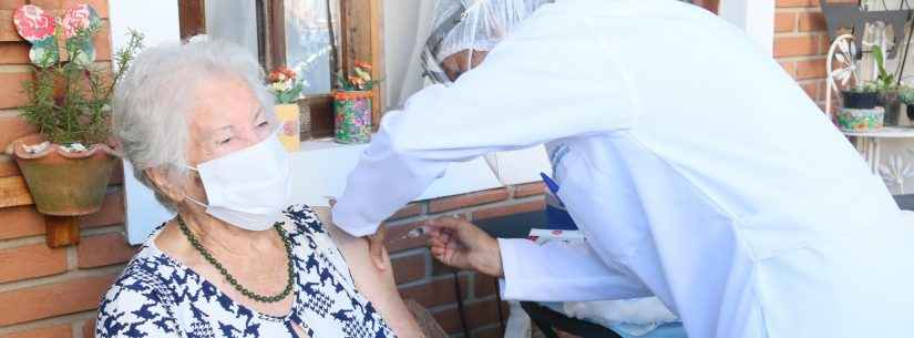 Covid-19: Caraguatatuba inicia vacinação domiciliar para os idosos acima de 90 anos
