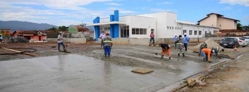 UBS Golfinhos recebe serviços de concretagem no estacionamento