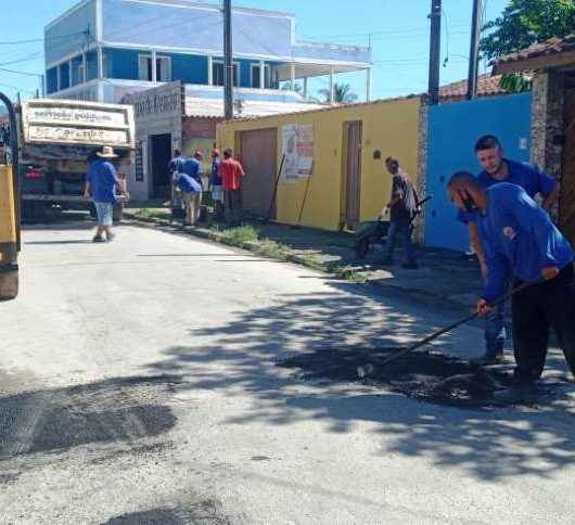 Operação Tapa Buracos chega ao bairro Perequê-Mirim em Caraguatatuba