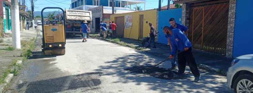 Operação Tapa Buracos chega ao bairro Perequê-Mirim em Caraguatatuba