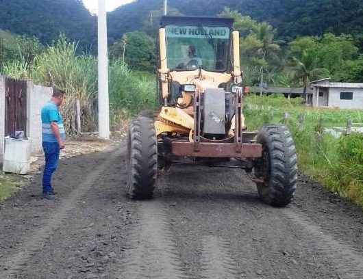 Prefeitura de Caraguatatuba realiza nivelamento de estradas rurais