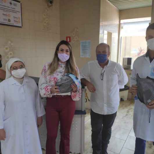 Empresário atendido na Casa de Saúde Stella Maris doa máscaras para ventilação não invasiva