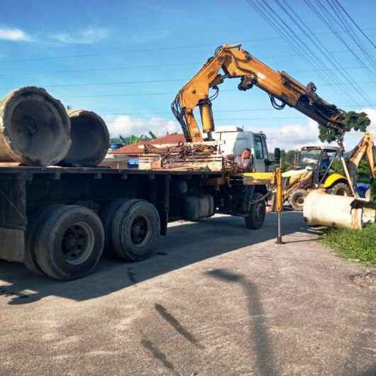 Bairro Travessão recebe manutenção de tubos de drenagem