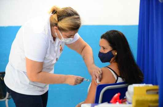 Caraguatatuba começa a vacinação para profissionais da Educação nesta segunda-feira Caraguatatuba começa a vacinação para profissionais da Educação nesta segunda-feira