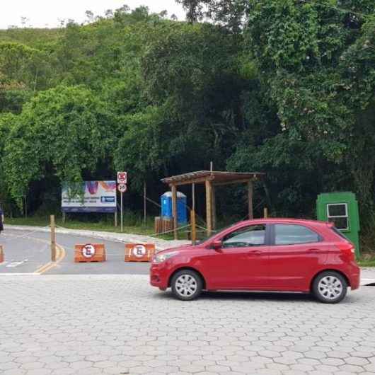 Acesso a pontos turísticos e estacionamentos próximos às praias estão proibidos em Caraguatatuba