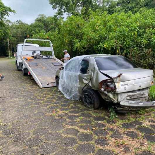 Prefeitura de Caraguatatuba retira 18 carros abandonados em vias públicas em fevereiro