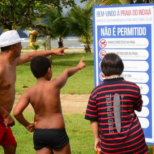 Prefeitura de Caraguatatuba instala placas informativas sobre legislação nas praias