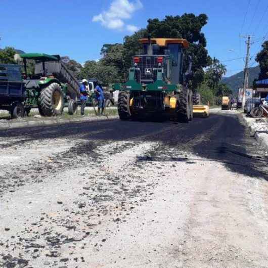 Prefeitura de Caraguatatuba realiza recapeamento asfáltico em rua principal do Pegorelli