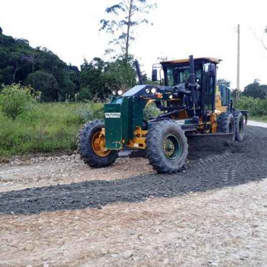 Prefeitura de Caraguatatuba realiza melhorias nos bairros Perequê-Mirim e Pegorelli