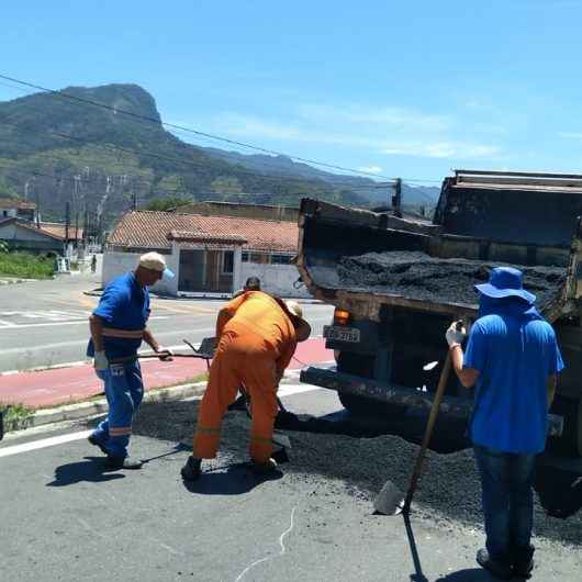 Prefeitura de Caraguatatuba implanta lombadas no Poiares após execução de obras de drenagem