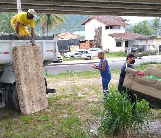 Prefeitura de Caraguatatuba e PM abordam moradores em situação de rua e oferecem abrigo