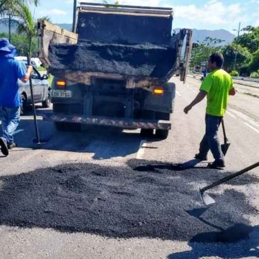 Prefeitura leva Operação ‘Tapa Buracos’ às ruas da região central de Caraguatatuba