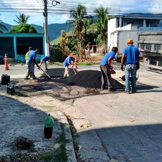 Prefeitura de Caraguatatuba continua com reparo de ruas na Região Sul