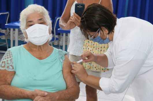 Vacinação contra Covid-19 para idosos entre 77 e 84 anos é interrompida; cidade aguarda nova remessa de doses Vacinação contra Covid-19 para idosos entre 77 e 84 anos é interrompida; cidade aguarda nova remessa de doses