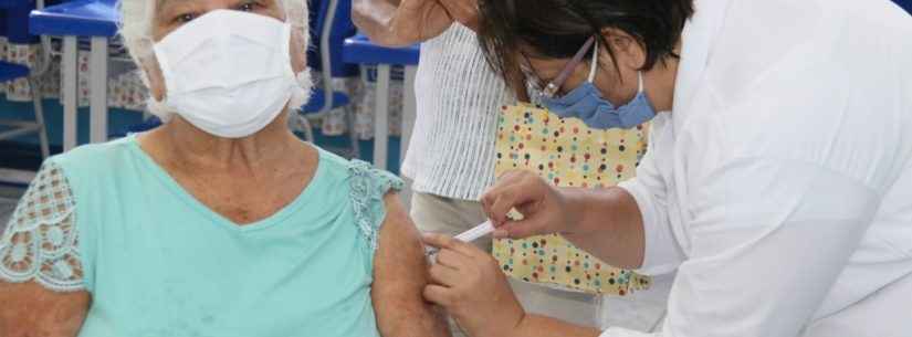 Vacinação contra Covid-19 para idosos entre 77 e 84 anos é interrompida; cidade aguarda nova remessa de doses